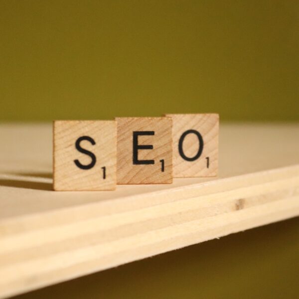 The word "SEO" spelled out in Scrabble pieces